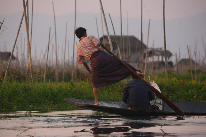 Inle_Rowing